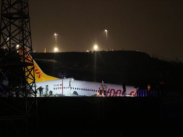 İstanbul'da Pegasus uçağında panik