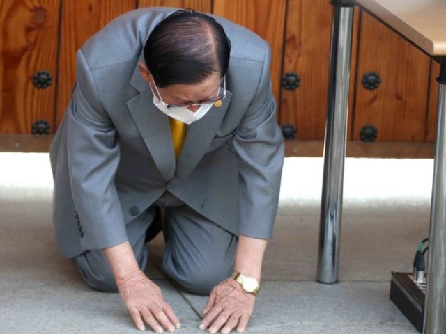 Güney Koreli tarikat lideri virüsün yayılmasından dolayı diz çökerek özür diledi