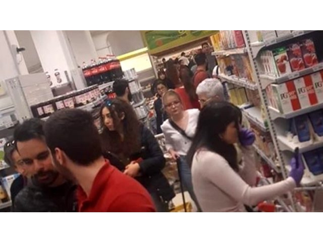 KKTC'de koronavirüs nedeniyle panikleyen halk marketlere hücum etti