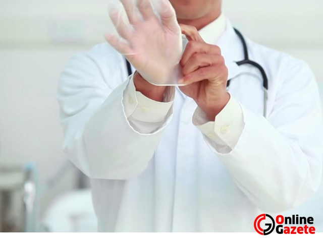 Stokta kalmadığı için eldivensiz çalışan bir doktor hayatını kaybetti