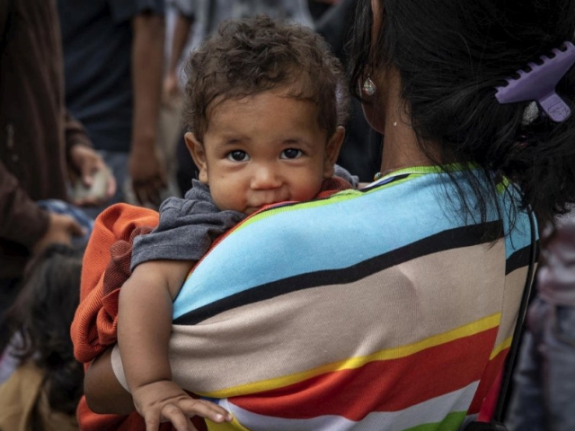 Venezuela'da anneler kriz nedeniyle bunu da yapıyor