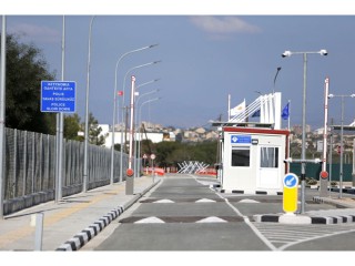 Rum Yönetimine AKEL’den Eleştiri