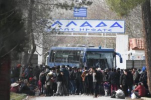 Son Dakika: Yunanistan Sınırında Mültecilere Karşı Ses Bombaları