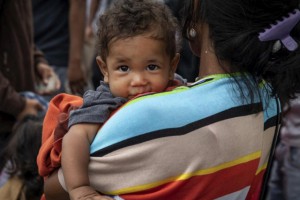 Venezuela'da anneler kriz nedeniyle bunu da yapıyor